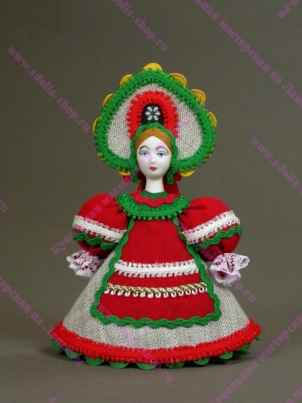 Малая подвесная кукла в красном переднике