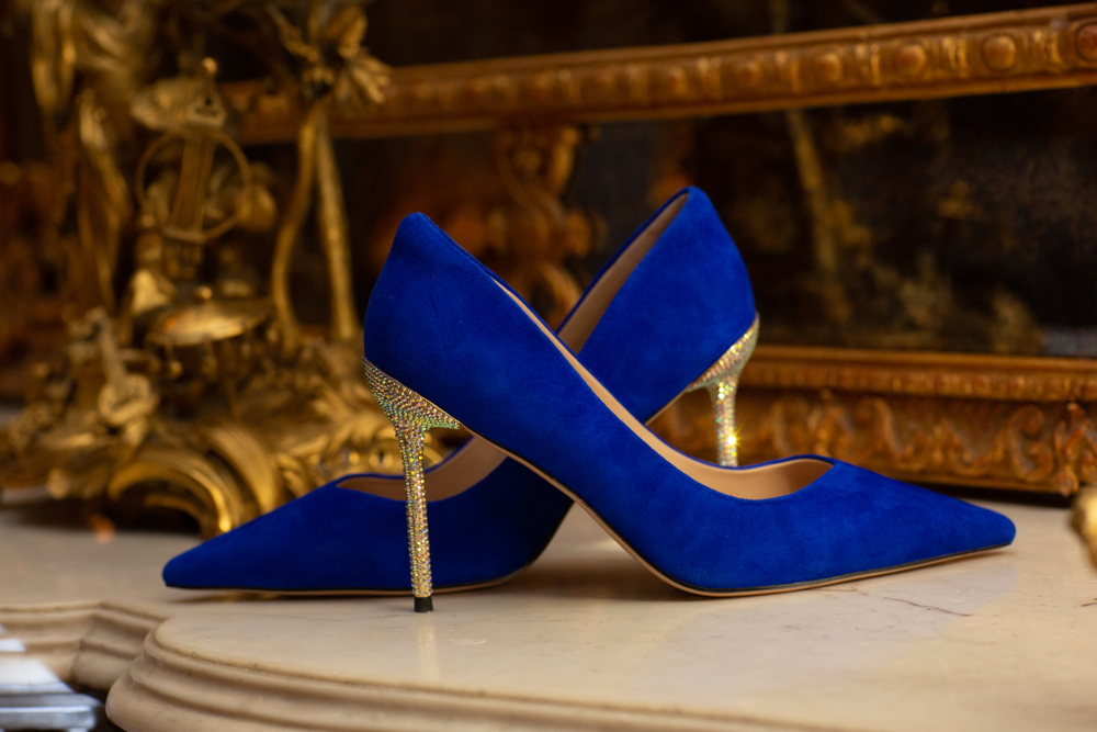 Женские замшевые синие туфли на каблуке со стразами