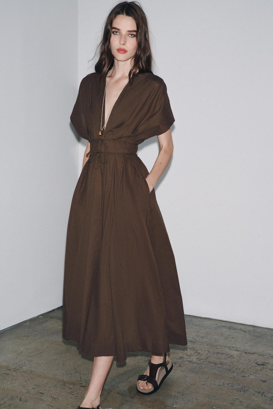 ZARA ПЛАТЬЕ МИДИ С ЗАЩИПАМИ — ZW COLLECTION, КОРИЧНЕВЫЙ