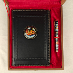 Ежедневник А5 "Русская тройка" (обложка из натуральной кожи) и ручкой с росписью Палех в футляре