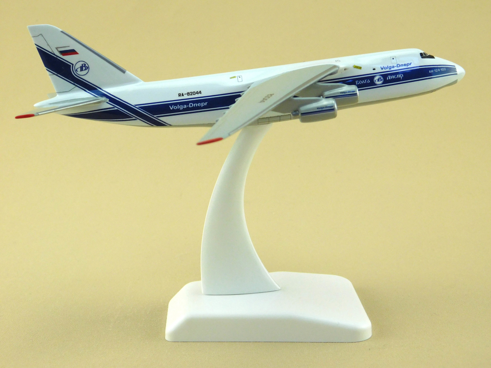 Модель самолета Ан-124-100 (М1:400, Волга-Днепр, RA-82044)