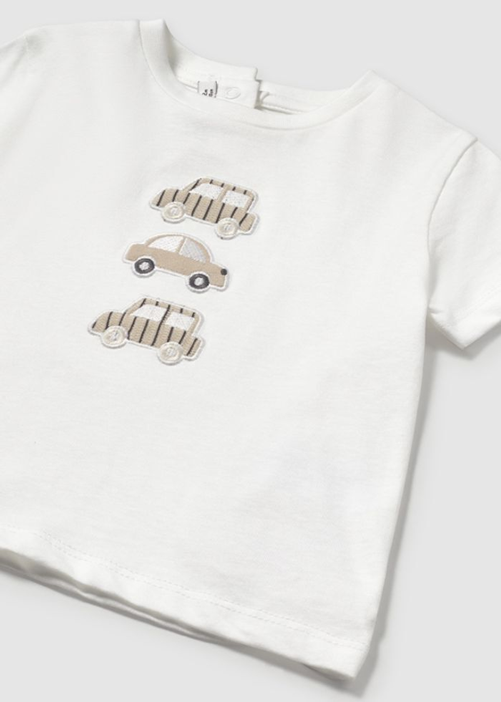 футболка с шортами и панамкой