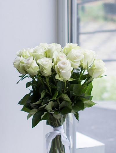 19 белых роз