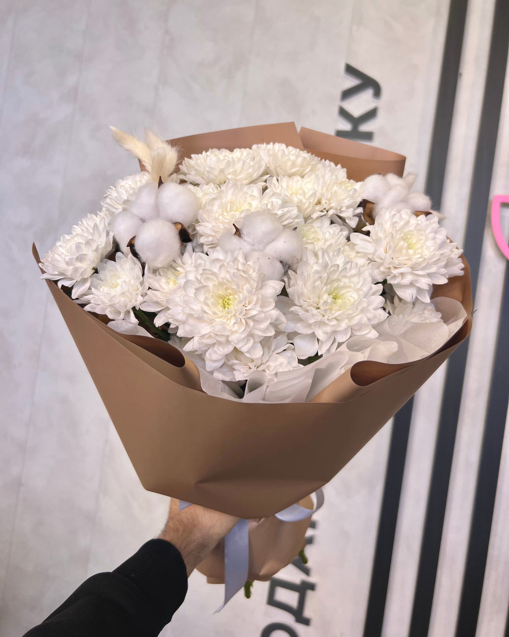 Букет из белой хризантемы, натурального хлопка, лагуруса