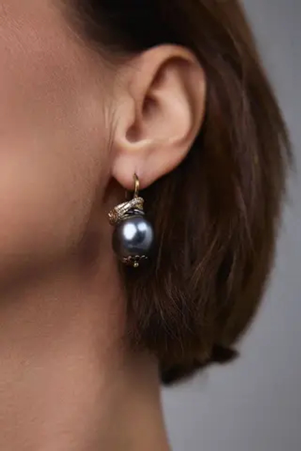 Серьги с плоским темно-серым жемчугом, оттенки золото и графит, замок левербек