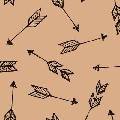 Летящие стрелы на телесном фоне