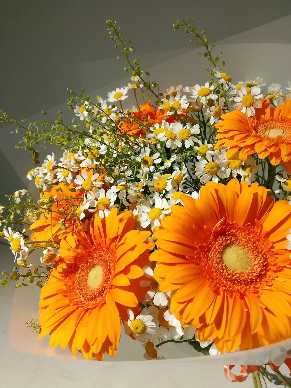 Летний солнечный букет с танацетумом и ароматными пионами Сара Бернард (С0034)