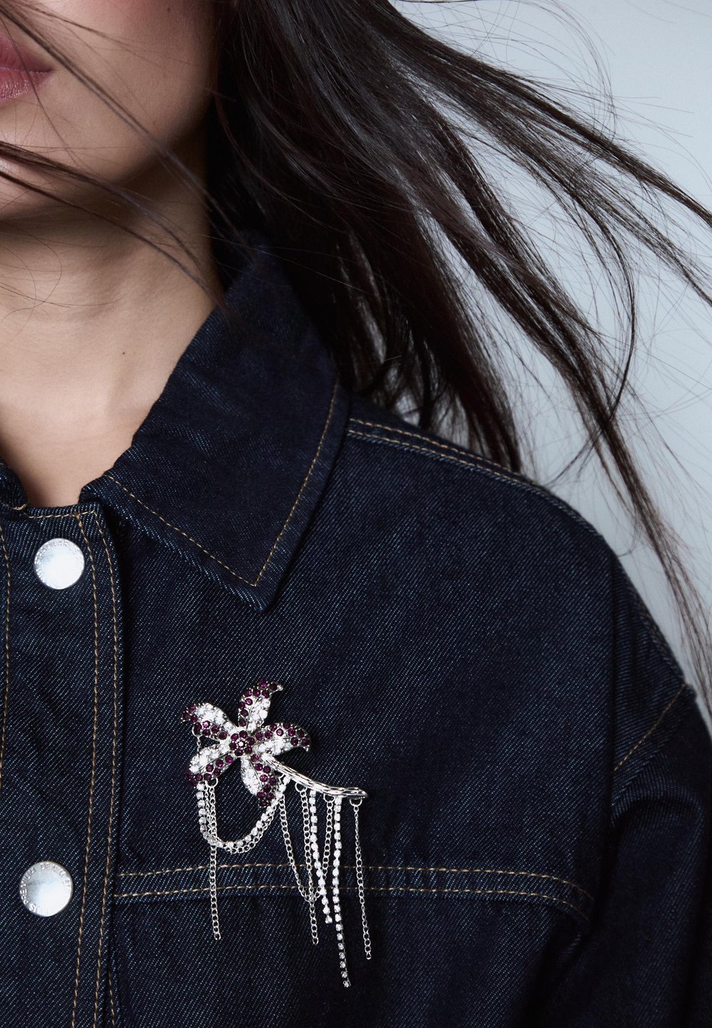 Stradivarius Брошь-цветок со стразами, серый