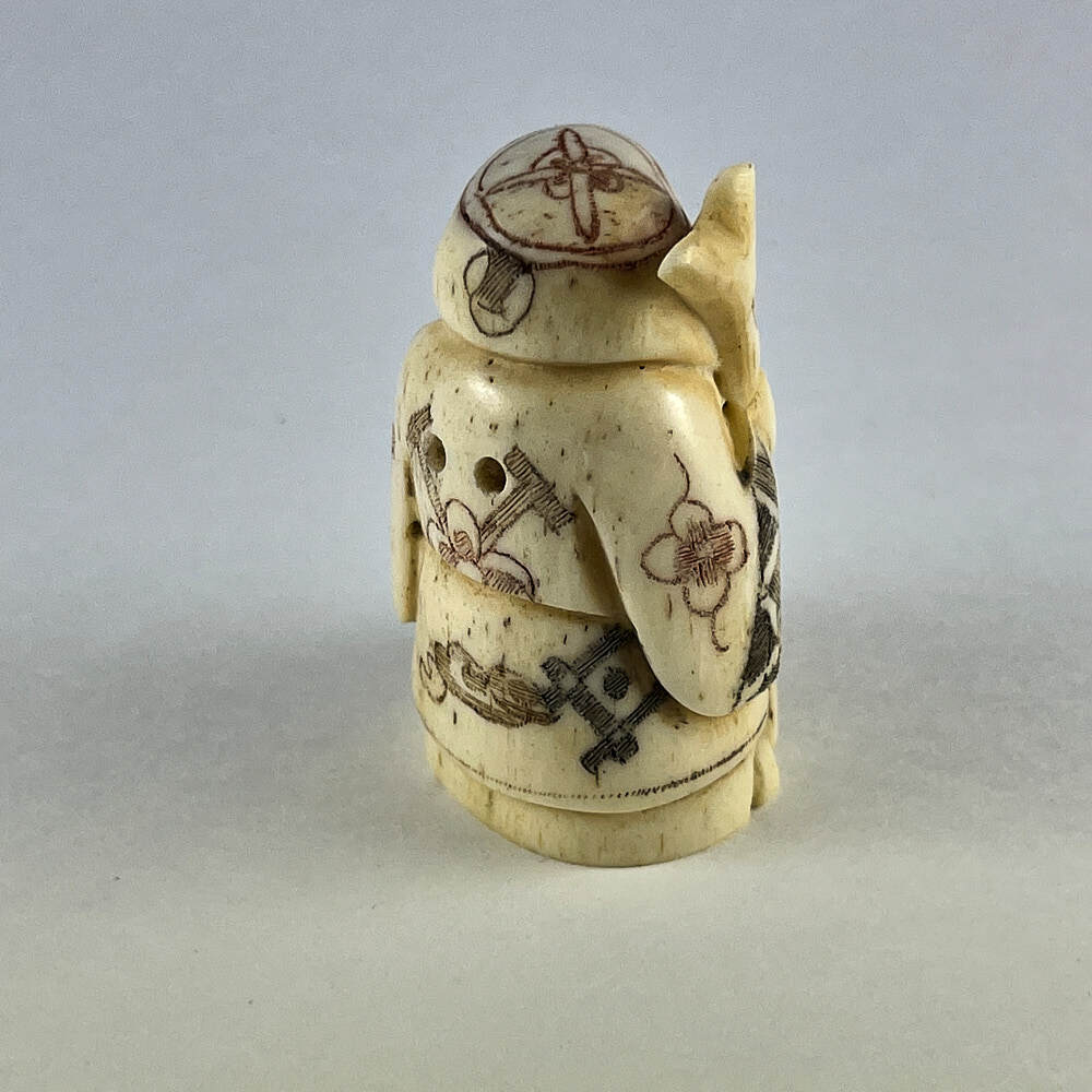 Статуэтка нэцкэ Фукурокудзю с посохом и корзиной рыбы