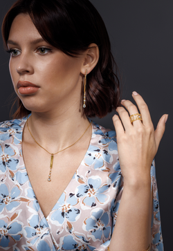 Кольцо широкое из серебра со вставками из голубых фианитов