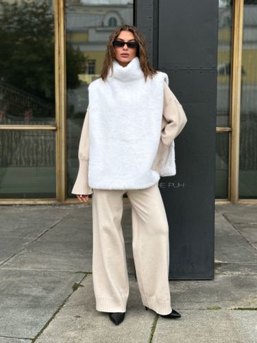 Белая манишка из эко-меха с поясом