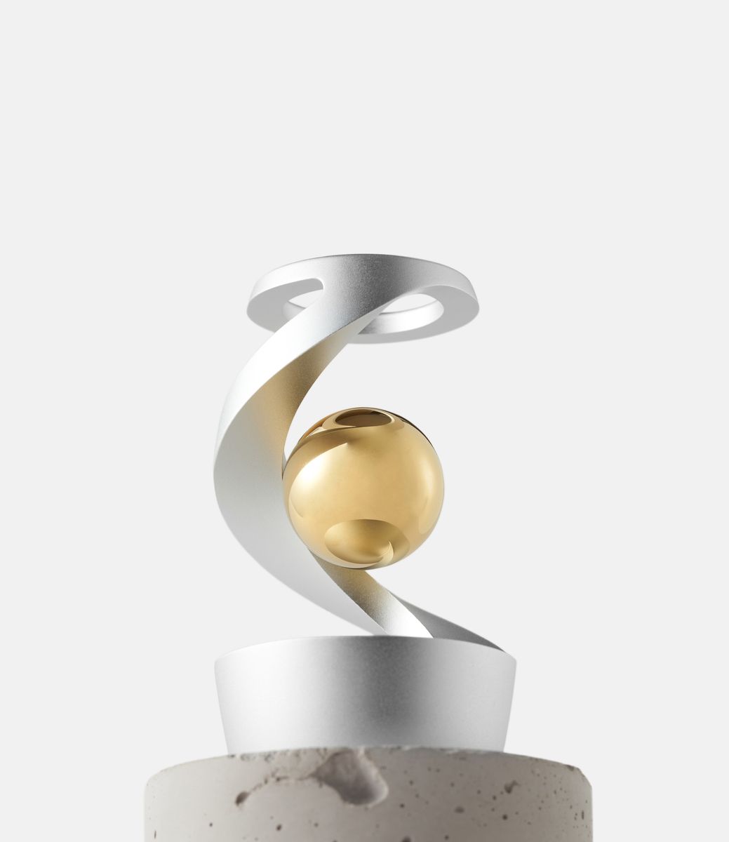Mezmoglobe Luna Silver — кинетическая настольная скульптура