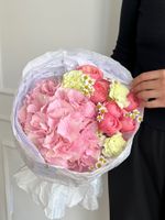 Букет сборный из гортензии, ромашки, кустовых пионовидных роз и диантусов