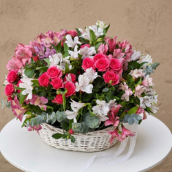 Композиция в корзине из альстромерий и кустовых роз
