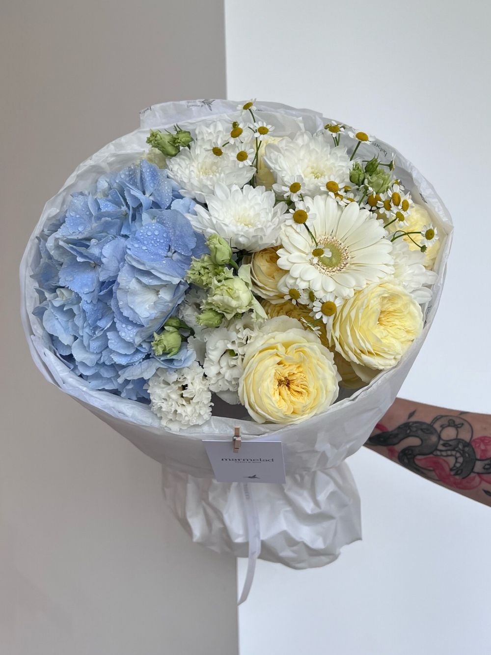 Сборный букет из гортензии,кустовой пионовидной розы, герберы и ромашки