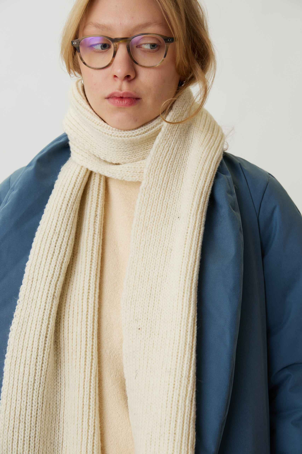 Шарф из шерсти молочного цвета