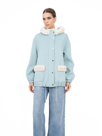 Женская голубая куртка-бомбер с белым меховым капюшоном