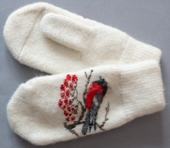 Варежки со снегирями белые