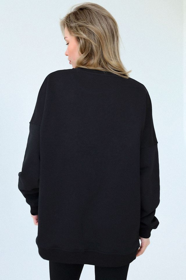 Черный свитшот с вышивкой на рукаве