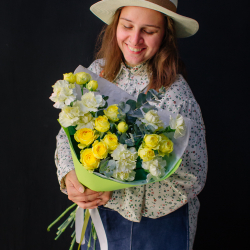 40. Лимонный букет с розами и диантусами
