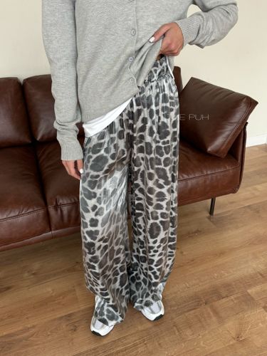 Широкие серые брюки с леопардовым принтом