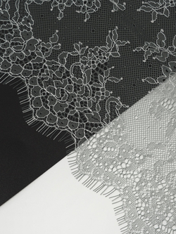 Кружево шантильи серо-зеленое с ниткой экрю неэластичное ширина 22 см длина 1.45 м