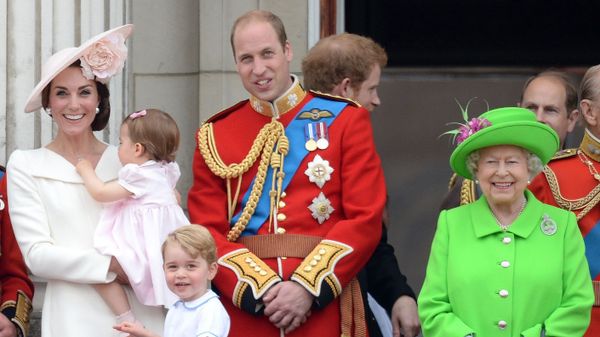 Королевская семья и ее модные правила: от сумок до одежды
