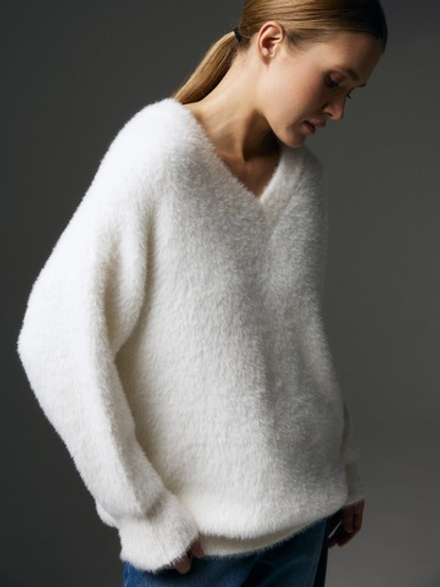 Джемпер пушистый, цвет молочный