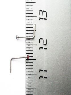 Пирсинг для носа, изогнутая "L" (треугольник) нострилла с кристаллом 1,5 мм