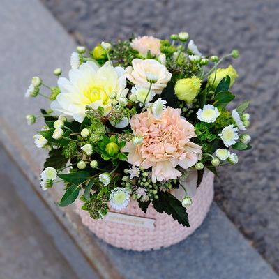 Букеты в джутовых корзинах