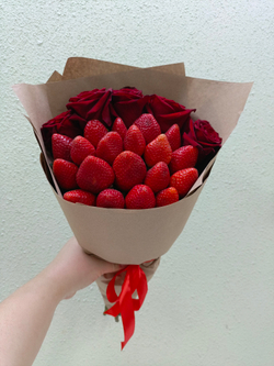 Букет из клубники и роз