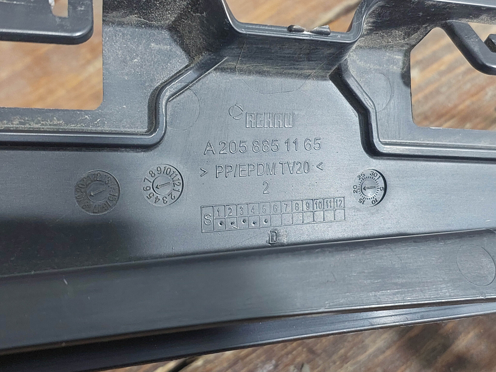 Кронштейн решетки радиатора MB C-Class (W205) 14-21 Б/У Оригинал A2058851165