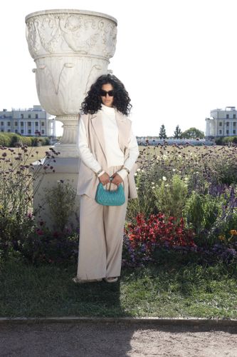 Бежевый костюм с жилетом из шерсти