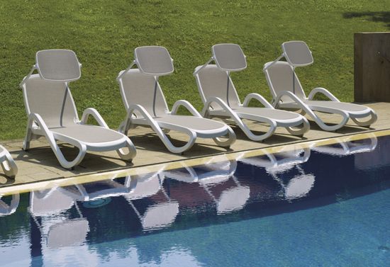 Шезлонг-лежак пластиковый Alfa цвет тортора/белый Nardi Италия