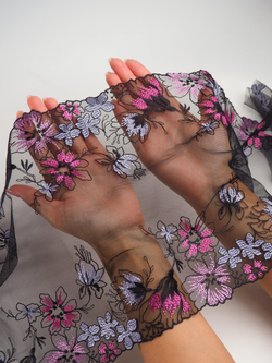 Вышивка на сетке черная с мультиколором неэластичная ширина 25 см