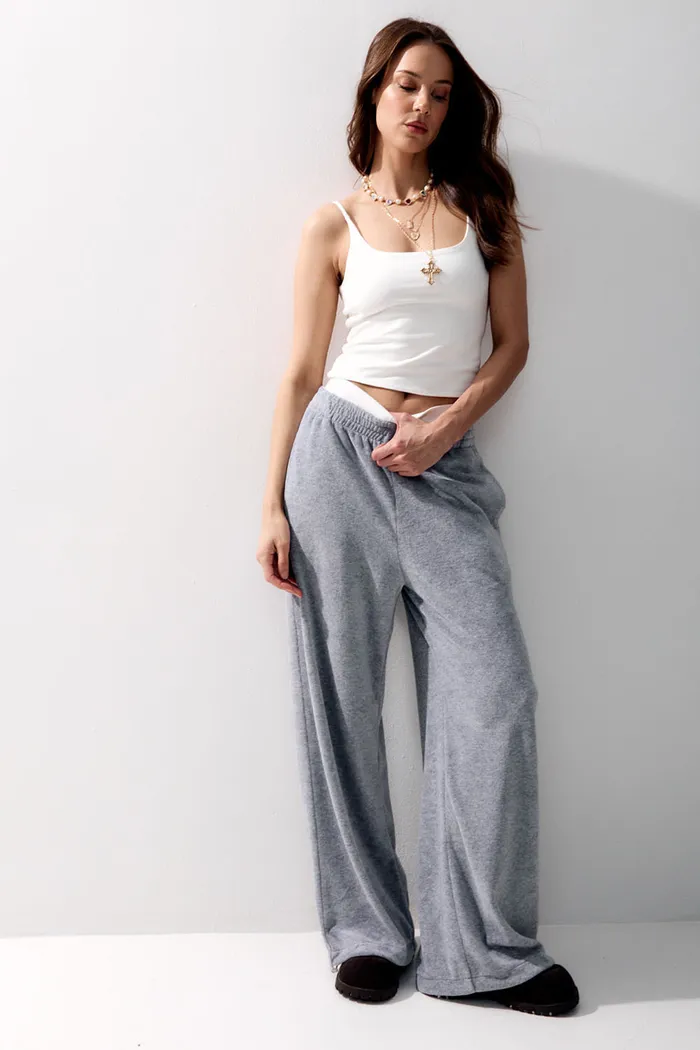 Широкие брюки на резинке из велюровой ткани цвета серый меланж