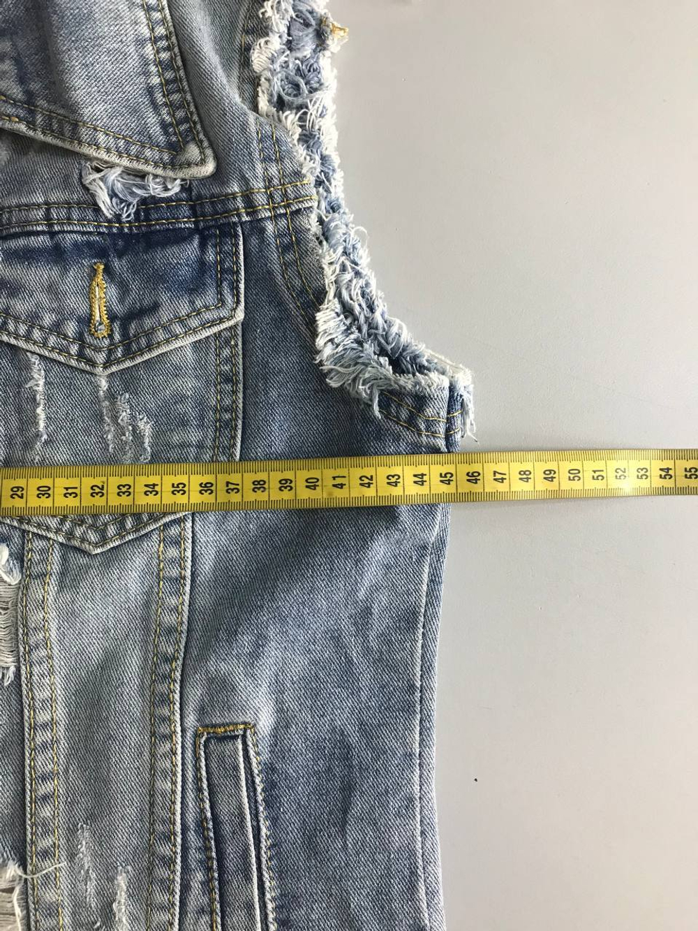 Жилетка джинсовая модная, маркировка S, визуально на 44 размер