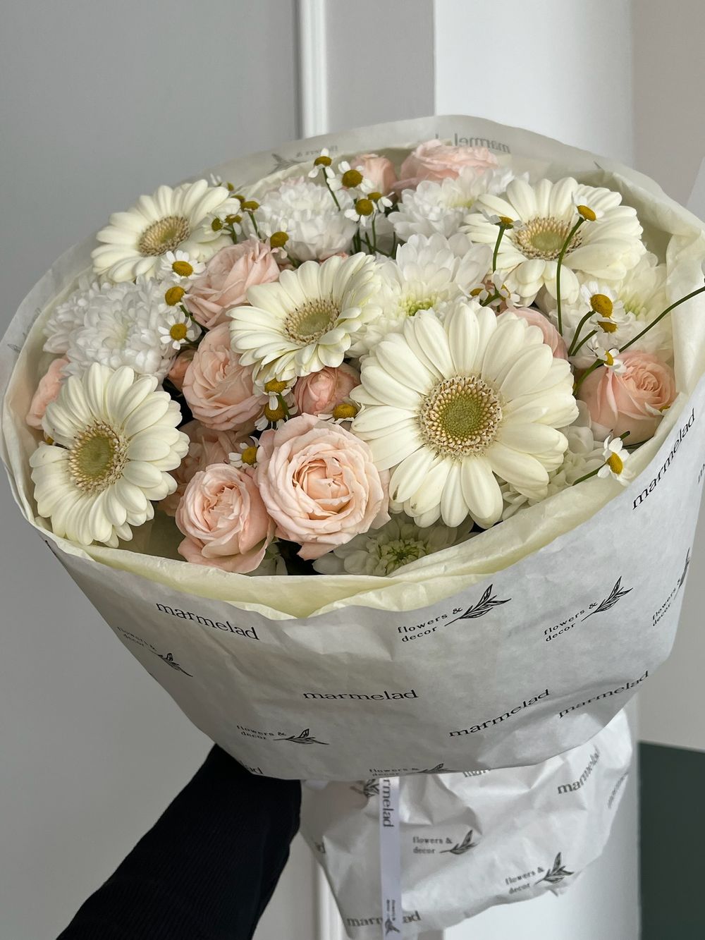 Букет сборный из кустовых пионовидных роз, минигерберы, ромашки и хризантемы