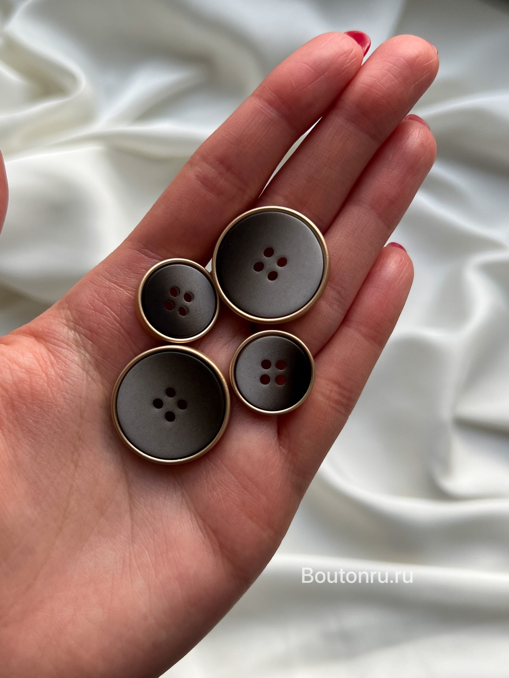 Пуговицы на прокол градиент от серого к черному
