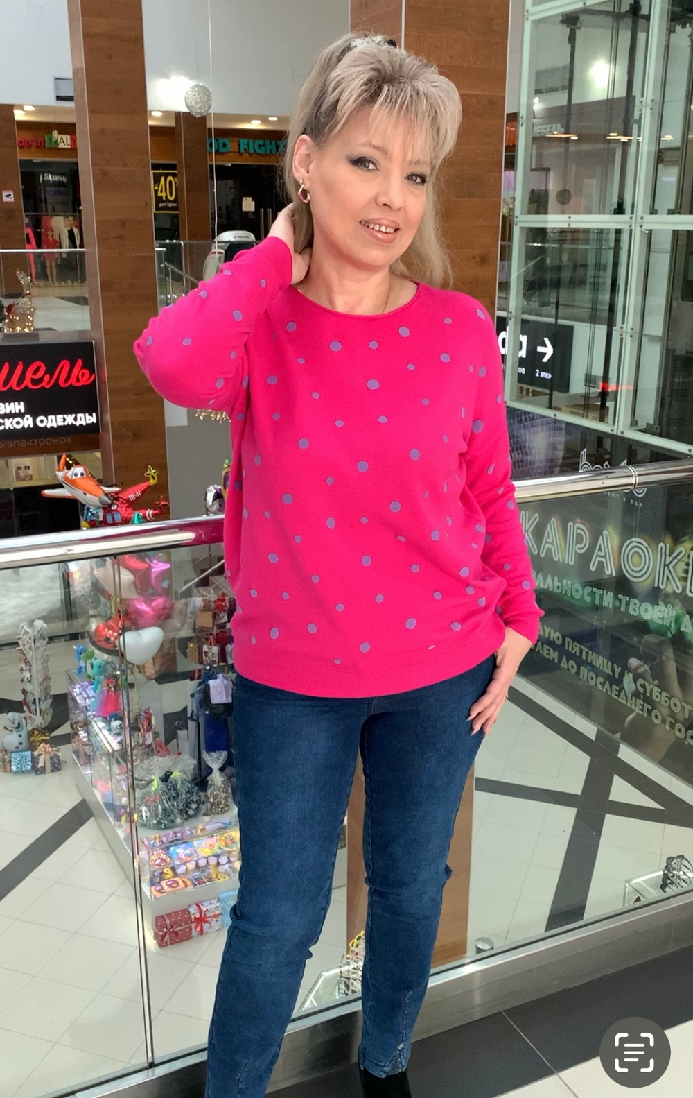 Яркий джемпер с голубыми горошинами