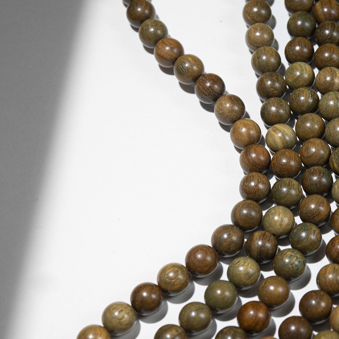 Сандал зеленый, бусины в форме шара, 10,2мм