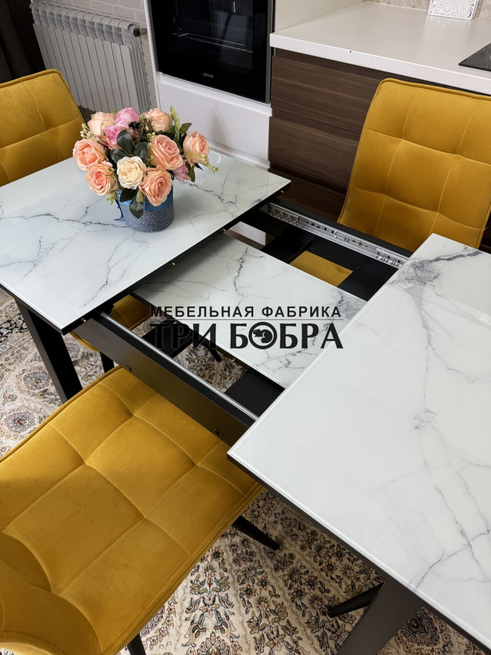 Стеклянный раздвижной стол "Итальянский мрамор" и стулья "ГУЧИ" желтый
