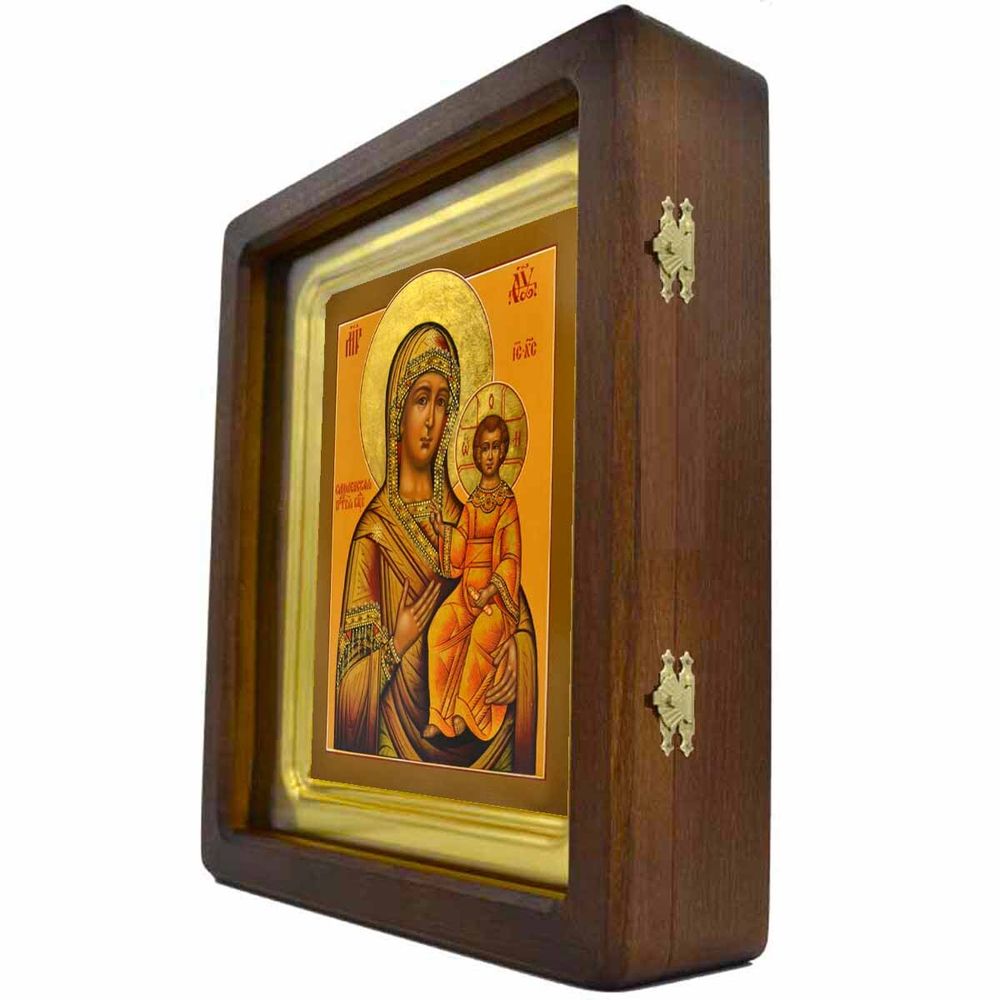 Смоленская икона Божией Матери писаная, в киоте.