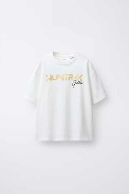 ZARA ФУТБОЛКА С ПРИНТОМ KPOP DEMON HUNTERS™ NETFLIX ©, ЭКРЮ