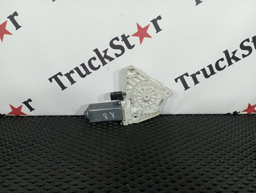 Моторчик стеклоподъемника правый 2018г.