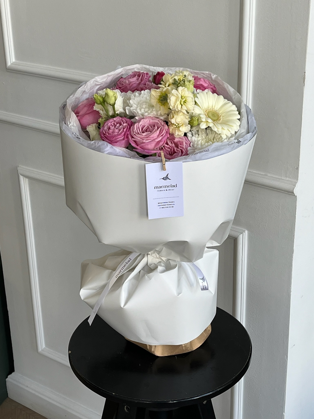 Букет из кустовой пионовидной розы, хризантемы и герберы и маттиолы