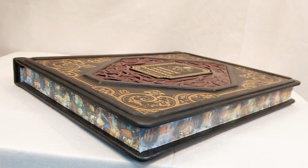 Книга в переплёте из кожи "Великие русские полководцы"