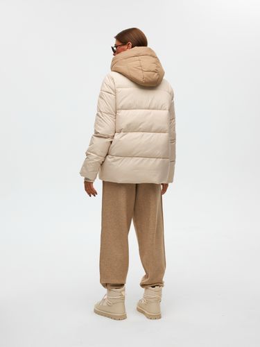 Светло-бежевый пуховик с капюшоном