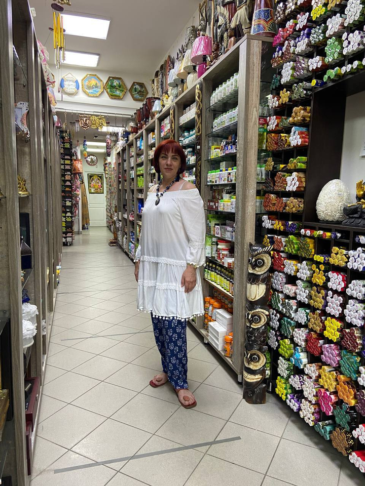 Блузка Meet с открытыми плечами Meet c рюшью и помпонами на подоле и рукавах цвет белый вискоза