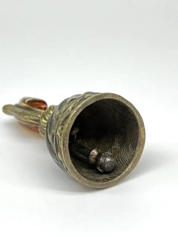 Бронзовая статуэтка на янтаре